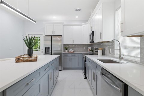 Casa en venta en Tampa, Florida, 4 dormitorios, 191.84 m2 № 2231236 - foto 8