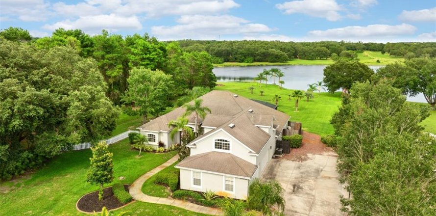 House in Clermont, Florida 5 bedrooms, 313.08 sq.m. № 1822912