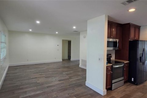 House in Tampa, Florida 3 bedrooms, 116.69 sq.m. № 2412652 - photo 7