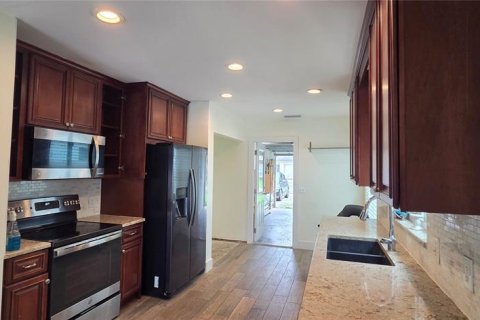 House in Tampa, Florida 3 bedrooms, 116.69 sq.m. № 2412652 - photo 9