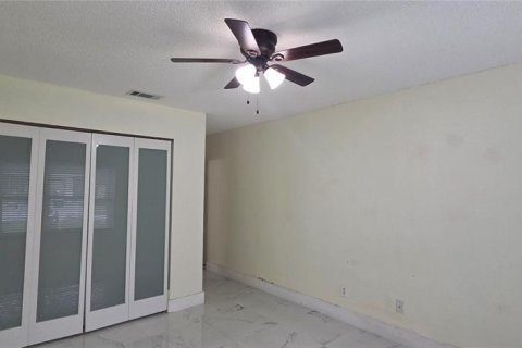 House in Tampa, Florida 3 bedrooms, 116.69 sq.m. № 2412652 - photo 18