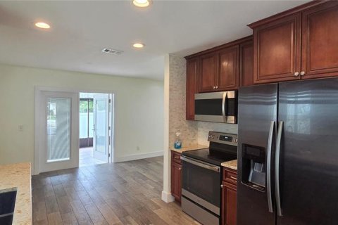 House in Tampa, Florida 3 bedrooms, 116.69 sq.m. № 2412652 - photo 12
