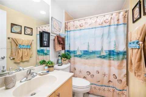 Condo in North Bay Village, Florida, 2 bedrooms  № 1465615 - photo 13