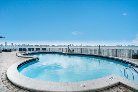 Condo in North Bay Village, Florida, 2 bedrooms  № 1465615 - photo 30