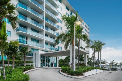Condo in North Bay Village, Florida, 2 bedrooms  № 1465615 - photo 24