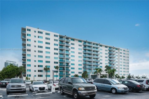 Condo in North Bay Village, Florida, 2 bedrooms  № 1465615 - photo 22