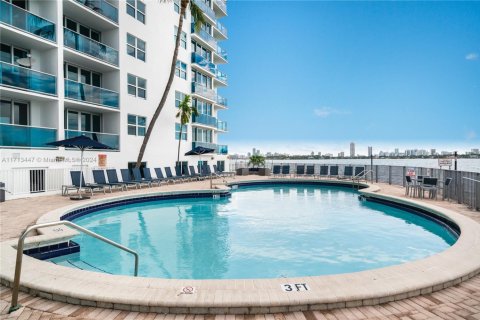 Condo in North Bay Village, Florida, 2 bedrooms  № 1465615 - photo 29