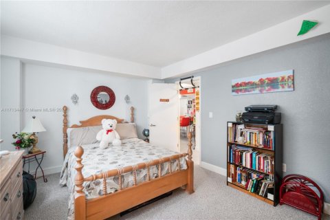 Condo in North Bay Village, Florida, 2 bedrooms  № 1465615 - photo 11