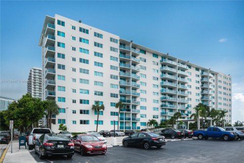 Condo in North Bay Village, Florida, 2 bedrooms  № 1465615 - photo 23