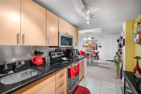 Condo in North Bay Village, Florida, 2 bedrooms  № 1465615 - photo 9