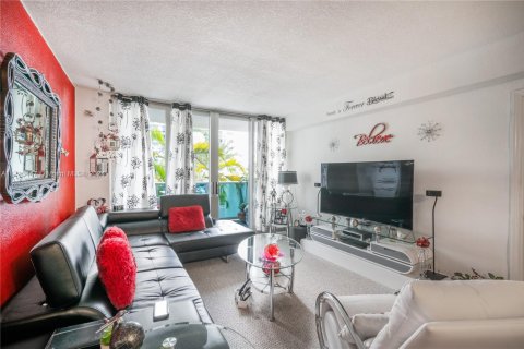 Condo in North Bay Village, Florida, 2 bedrooms  № 1465615 - photo 6