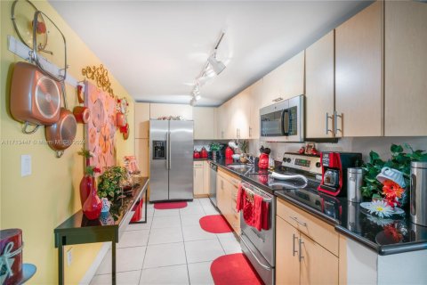 Condo in North Bay Village, Florida, 2 bedrooms  № 1465615 - photo 8