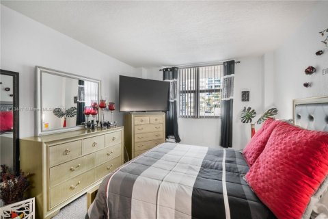 Condo in North Bay Village, Florida, 2 bedrooms  № 1465615 - photo 16