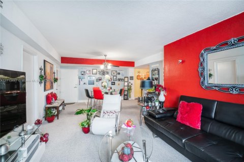 Condo in North Bay Village, Florida, 2 bedrooms  № 1465615 - photo 5