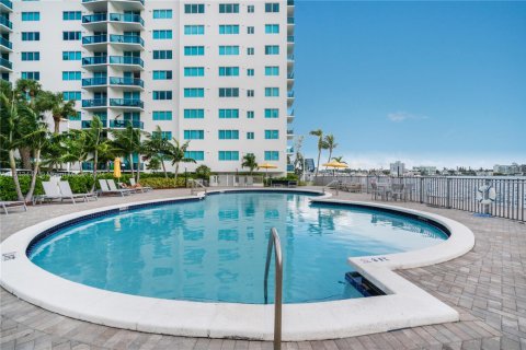 Condo in North Bay Village, Florida, 2 bedrooms  № 1465615 - photo 28