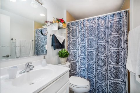 Condo in North Bay Village, Florida, 2 bedrooms  № 1465615 - photo 18