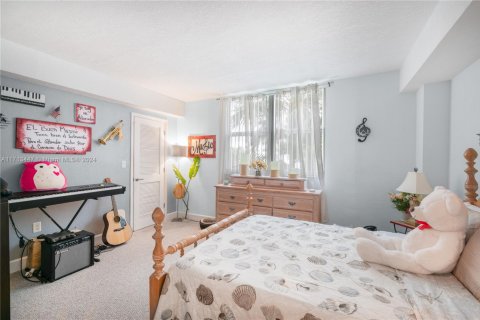 Condo in North Bay Village, Florida, 2 bedrooms  № 1465615 - photo 10