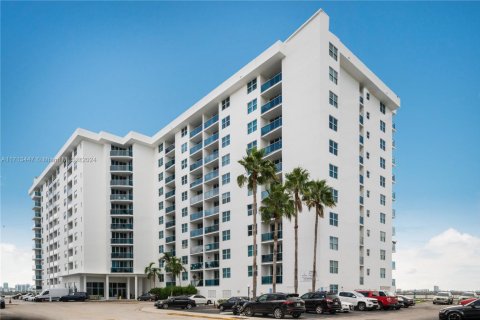 Condo in North Bay Village, Florida, 2 bedrooms  № 1465615 - photo 21