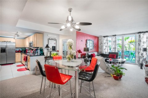 Condo in North Bay Village, Florida, 2 bedrooms  № 1465615 - photo 2