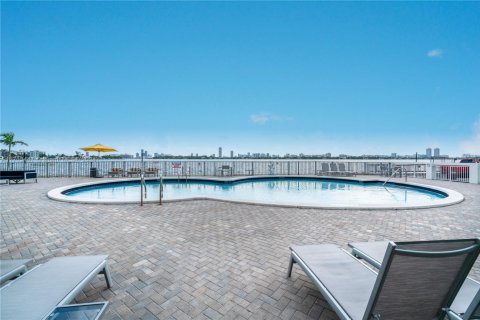Condo in North Bay Village, Florida, 2 bedrooms  № 1465615 - photo 25