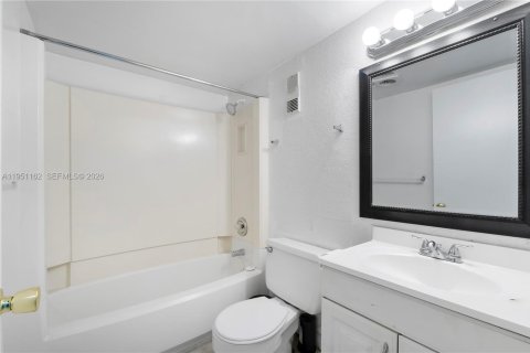 Condo in Lauderhill, Florida, 2 bedrooms  № 2011145 - photo 11
