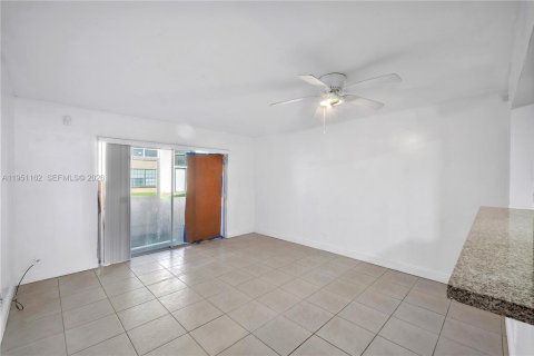 Condo in Lauderhill, Florida, 2 bedrooms  № 2011145 - photo 2