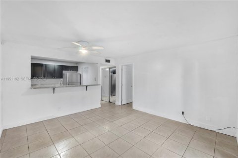 Condo in Lauderhill, Florida, 2 bedrooms  № 2011145 - photo 4