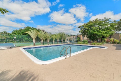 Condo in Lauderhill, Florida, 2 bedrooms  № 2011145 - photo 15