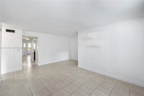 Condo in Lauderhill, Florida, 2 bedrooms  № 2011145 - photo 9