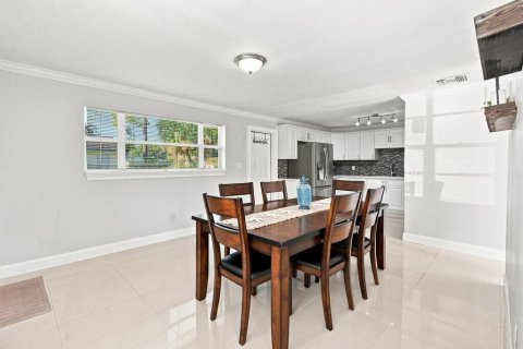 House in St. Lucie, Florida 3 bedrooms, 109.25 sq.m. № 2362145 - photo 10