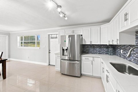 House in St. Lucie, Florida 3 bedrooms, 109.25 sq.m. № 2362145 - photo 7
