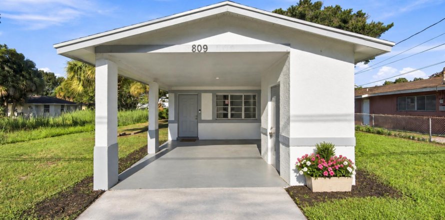 House in St. Lucie, Florida 3 bedrooms, 109.25 sq.m. № 2362145