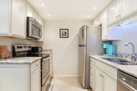 Condominio en West Palm Beach, Florida, 2 dormitorios  № 2050872