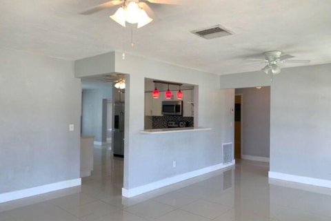 Villa ou maison à louer à Oakland Park, Floride: 3 chambres, 156.08 m2 № 1208240 - photo 1