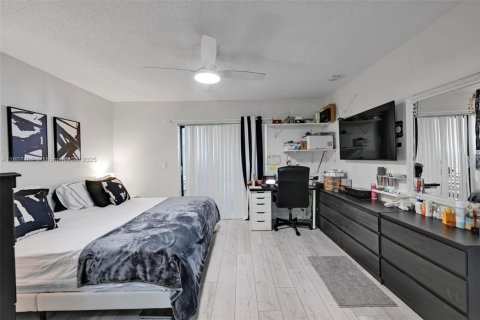 Condo in Coral Springs, Florida, 2 bedrooms  № 1746221 - photo 9