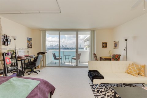 Condo in Miami Beach, Florida  № 1714792 - photo 10