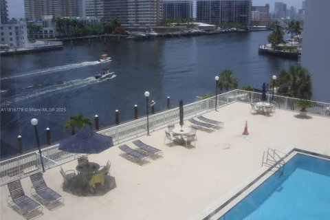 Condominio en venta en Hallandale Beach, Florida, 1 dormitorio, 88.26 m2 № 1888975 - foto 13