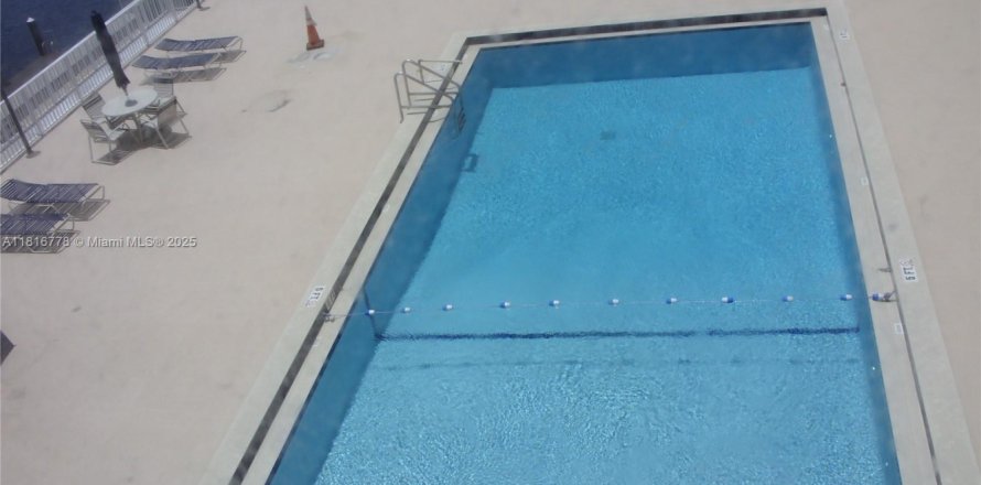 Condominio en Hallandale Beach, Florida, 1 dormitorio  № 1888975