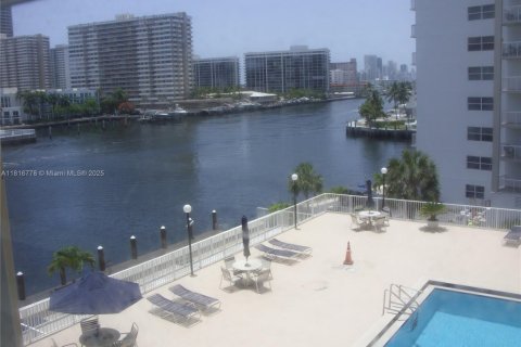 Condominio en venta en Hallandale Beach, Florida, 1 dormitorio, 88.26 m2 № 1888975 - foto 12