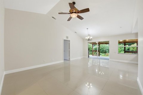 House in Stuart, Florida 3 bedrooms, 109.81 sq.m. № 2179880 - photo 3