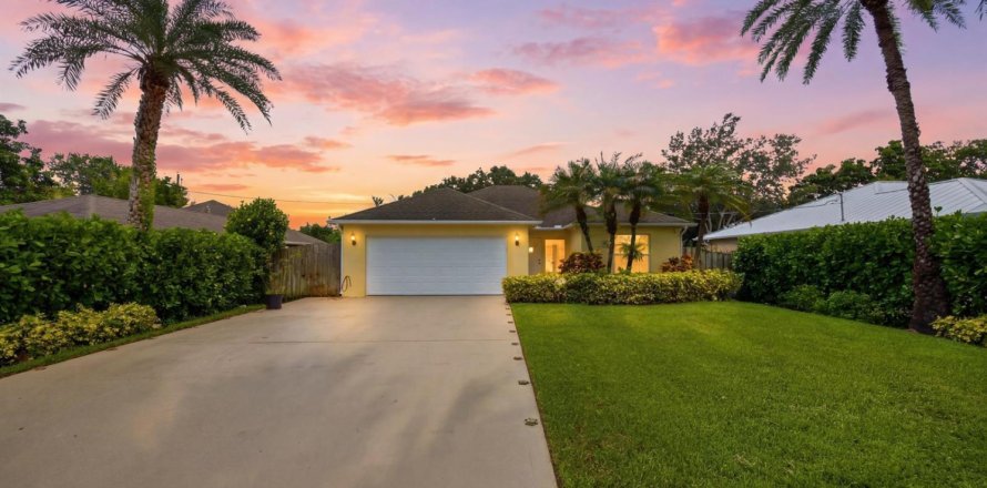 House in Stuart, Florida 3 bedrooms, 109.81 sq.m. № 2179880