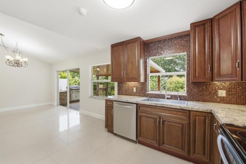 House in Stuart, Florida 3 bedrooms, 109.81 sq.m. № 2179880 - photo 9