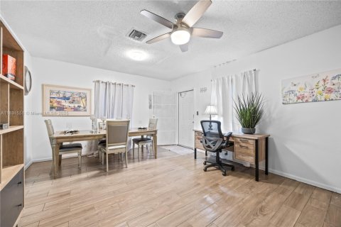 Casa en alquiler en Miami, Florida, 3 dormitorios, 197.88 m2 № 1981243 - foto 2