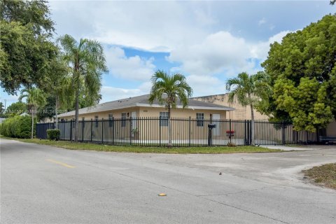 Casa en alquiler en Miami, Florida, 3 dormitorios, 197.88 m2 № 1981243 - foto 23