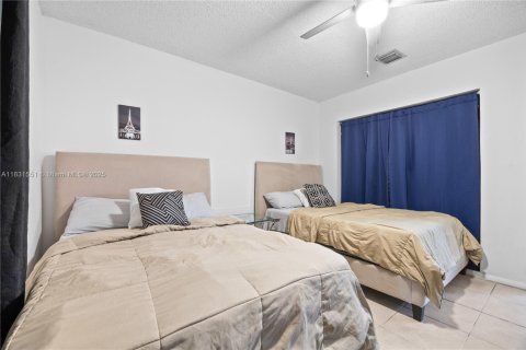 Casa en alquiler en Miami, Florida, 3 dormitorios, 197.88 m2 № 1981243 - foto 15