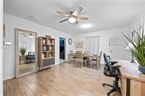 Casa en alquiler en Miami, Florida, 3 dormitorios, 197.88 m2 № 1981243 - foto 9