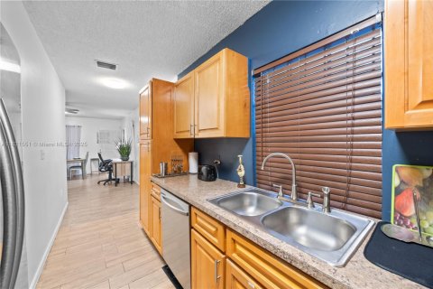 Casa en alquiler en Miami, Florida, 3 dormitorios, 197.88 m2 № 1981243 - foto 8