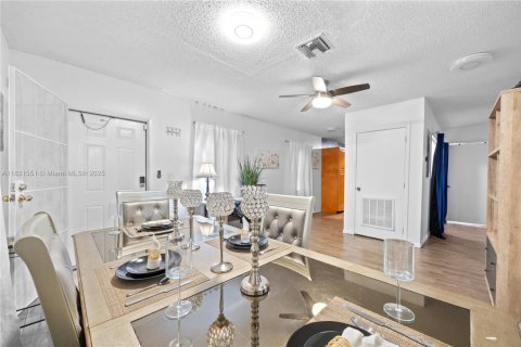 Casa en alquiler en Miami, Florida, 3 dormitorios, 197.88 m2 № 1981243 - foto 4