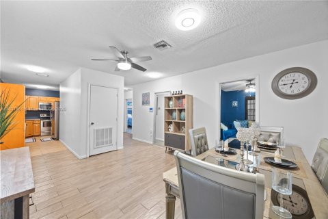 Casa en alquiler en Miami, Florida, 3 dormitorios, 197.88 m2 № 1981243 - foto 3