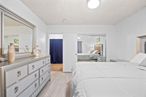 Casa en alquiler en Miami, Florida, 3 dormitorios, 197.88 m2 № 1981243 - foto 19